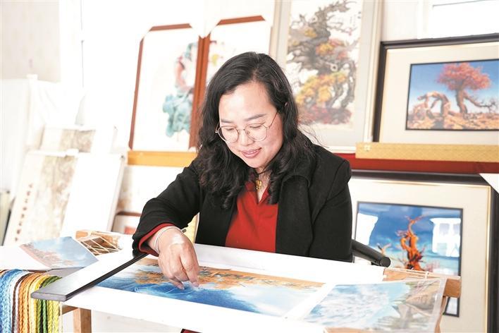 4月3日,在一师阿拉尔市文化(图书)馆,刘琴创作塔河民间刺绣作品.