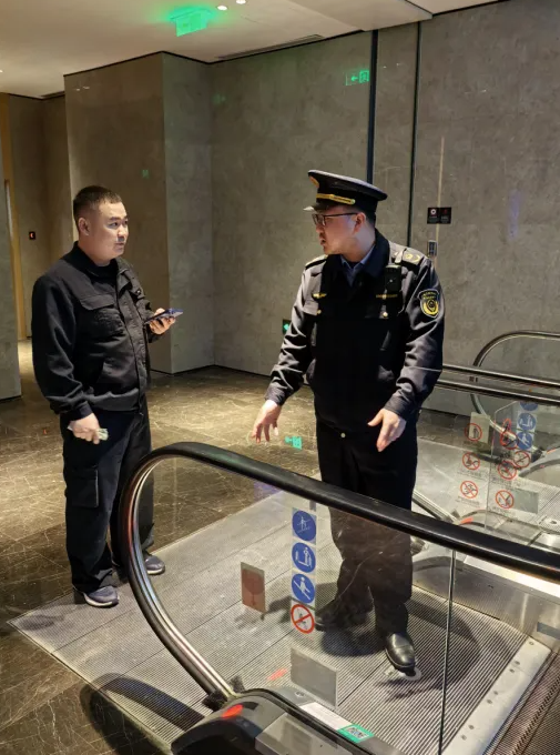 ▲青浦区市场监管局执法人员指导自动扶梯使用单位开展日常巡视