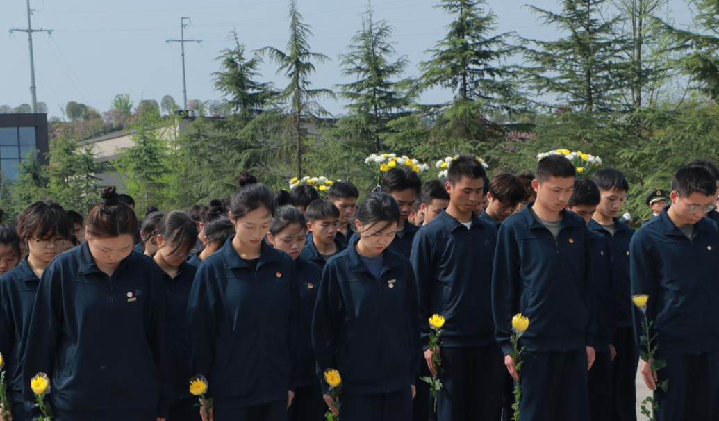 贵州电子商务职业技术学院组织200名师生到革命烈士陵园