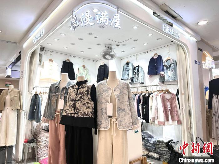 今年春款服装上新时节,走进杭州环北丝绸城,新中式女装成为"c位担当".