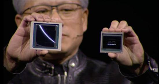 英伟达创始人兼CEO黄仁勋展示Blackwell GPU（左）（图片来源：英伟达官方发布会视频截图）