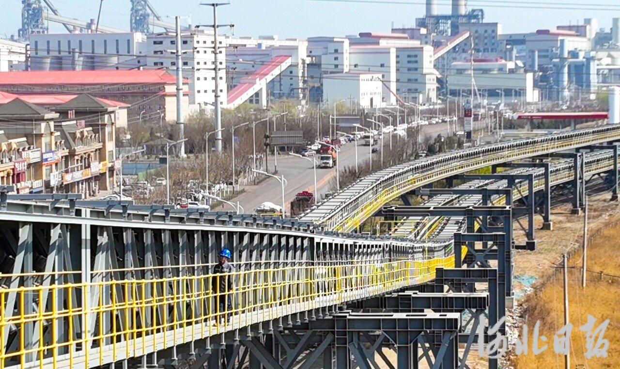 4月7日，工作人员在唐山海港经济开发区“共享廊道”桥架上巡检(无人机拍摄)。河北日报通讯员王帅摄