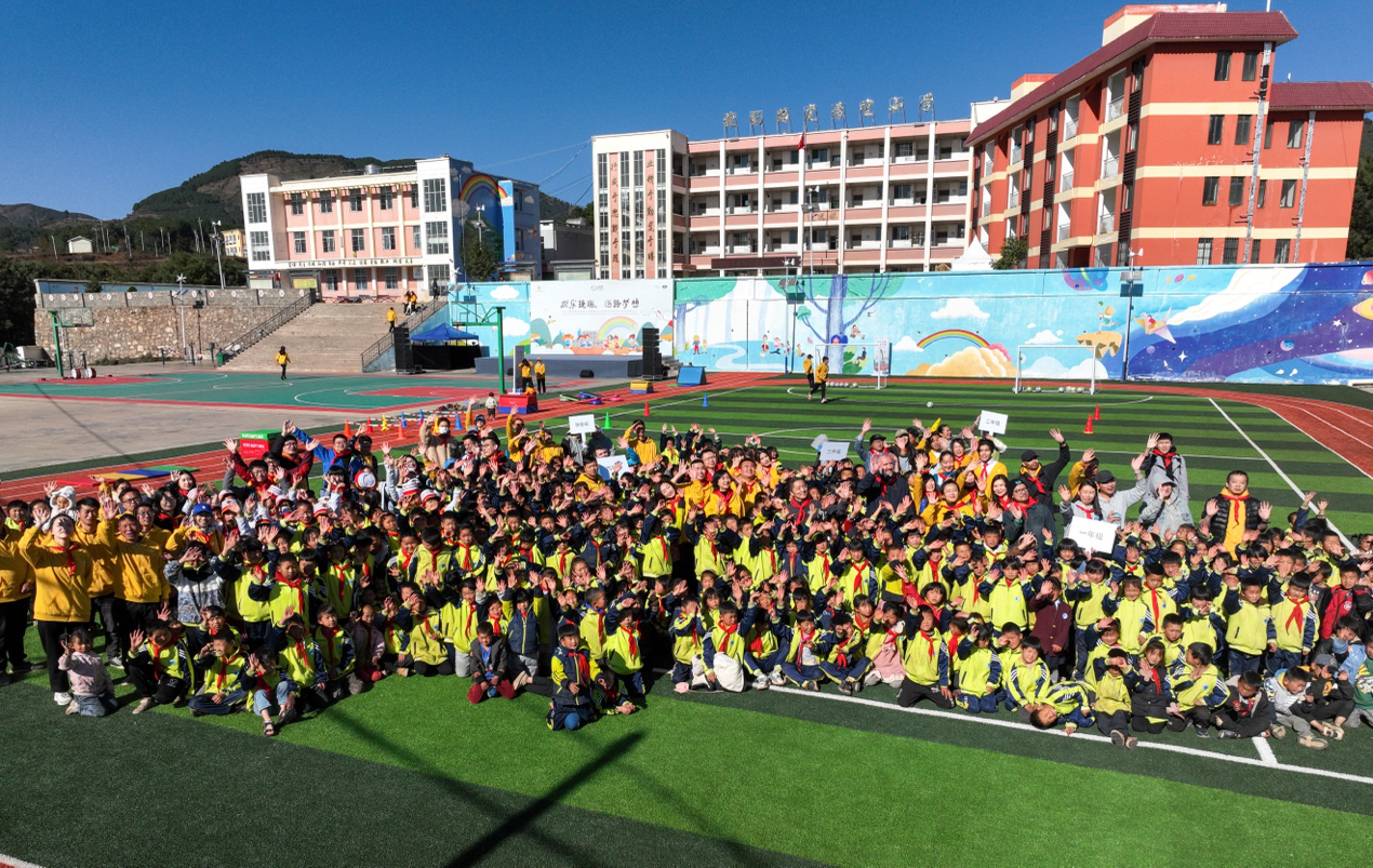 云南昭通捷豹路虎希望小学  企业供图在社会关爱领域,青少年视力关爱