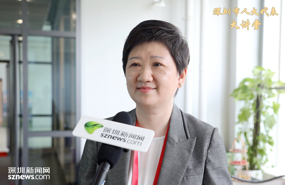 刘蓓代表接受深圳新闻网记者采访。（张玲 摄）