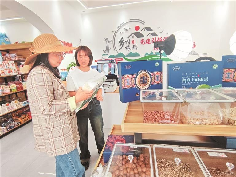 汇川区融媒体中心 毛艺 陆云峰"3月的工资打到你的账户里了,确认一下.