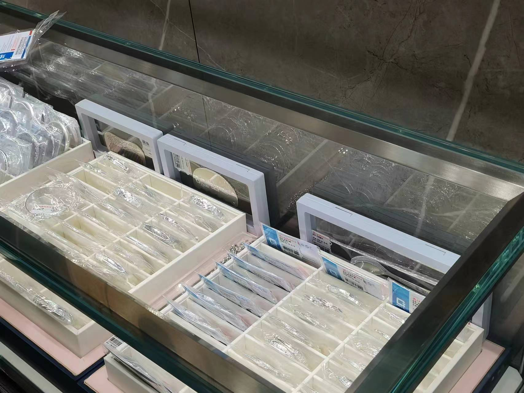 4月9日，北京望京某商场首饰店铺展示的银饰产品。贝壳财经记者 徐雨婷 摄