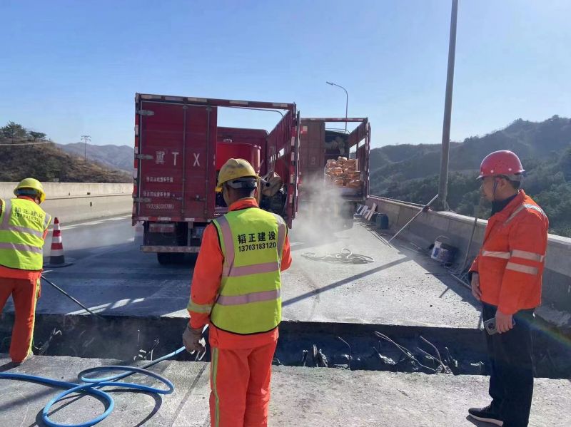 中铁建工集团请求桥梁桥墩施工用混凝土维护设备专利削减单个吊索的晃动起伏