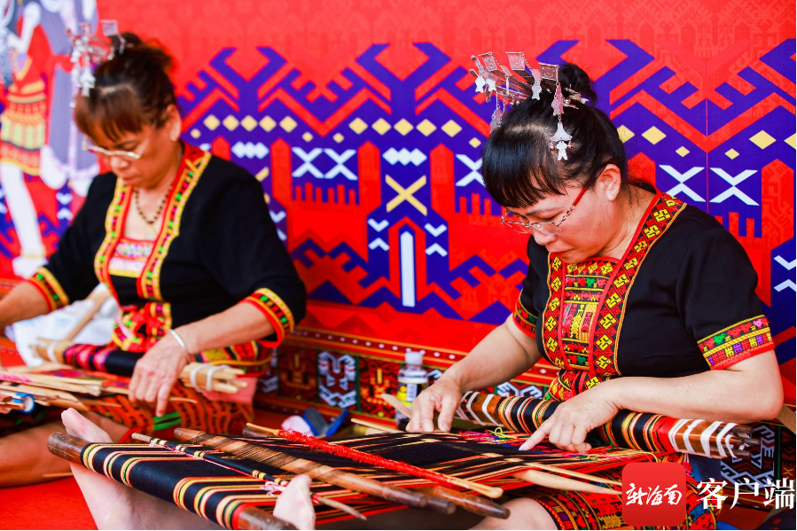 现场织黎锦表演.主办方供图