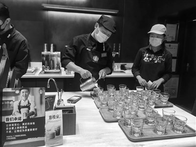 　　图为上海一家星巴克门店员工正在制作在中国市场首发的加入意大利橄榄油的燕麦拿铁。记者 许晓青 摄