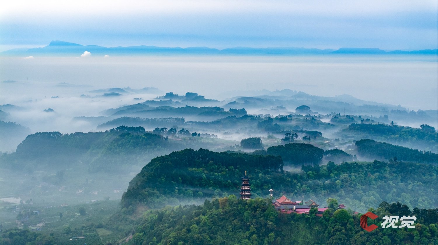 从彭祖山上空远眺,数百公里外的峨眉山,瓦屋山等山脉清晰可见.