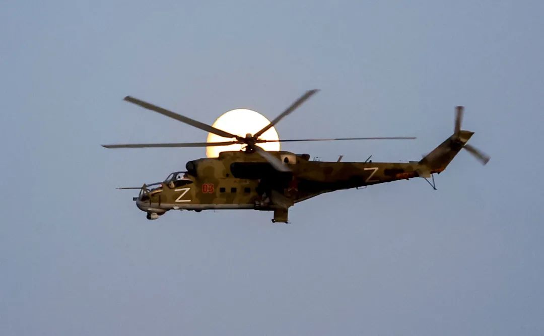 2022年9月8日,俄军一架米-24直升机在顿涅茨克地区飞行.