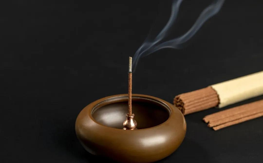 于静室焚一香,烟雾浓淡,袅袅而升;心中无尘,诸虑皆消.