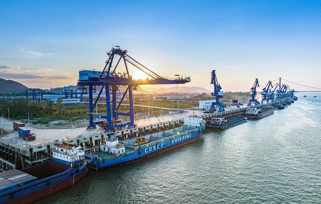 位于长江中上游的黄石新港港口，沿线门机林立，江面货轮往来穿。周巍摄