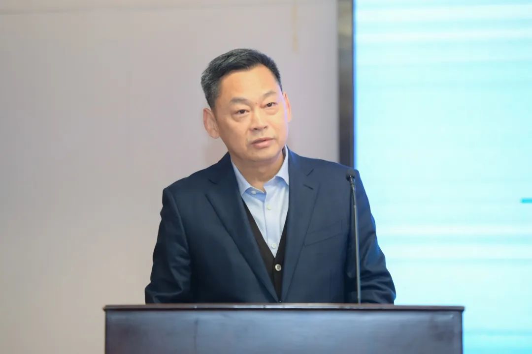 中国银行业协会党委书记、专职副会长邢炜致辞