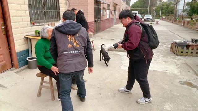 挨家挨户走访,耐心地与每位老人交流,捕捉他们最自然,最开心的表情