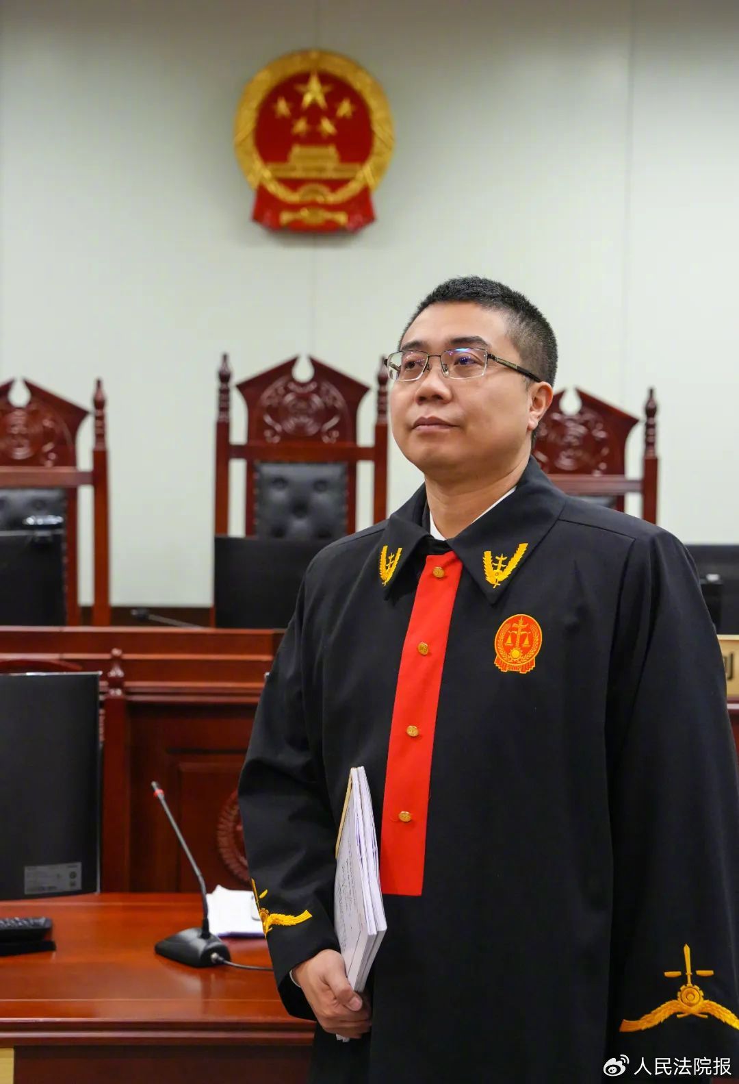 辽宁省本溪市中级人民法院法官李文君,紧锁着眉头,思忖着手里的案子.