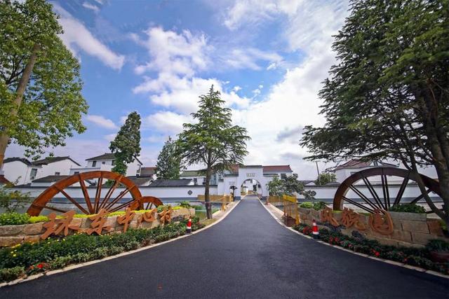 ta的朋友圈年轻村书记玩转资金一个多亿致富脑洞大