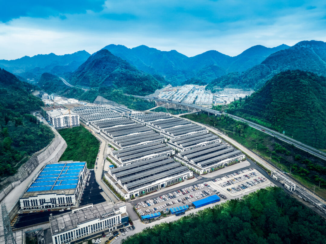 娄山关外30多公里的珍酒赵家沟生态酿酒区拥有着独特的"汇川小气候".