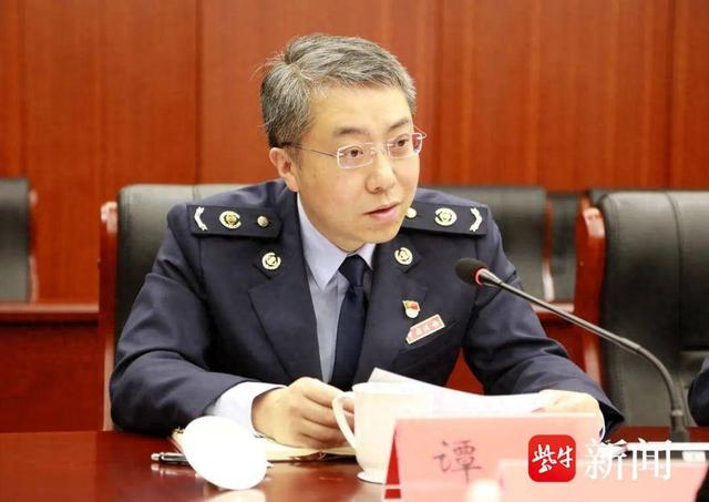 张家港保税区税务局党委书记,局长谭军在活动中指出,今年税收宣传月