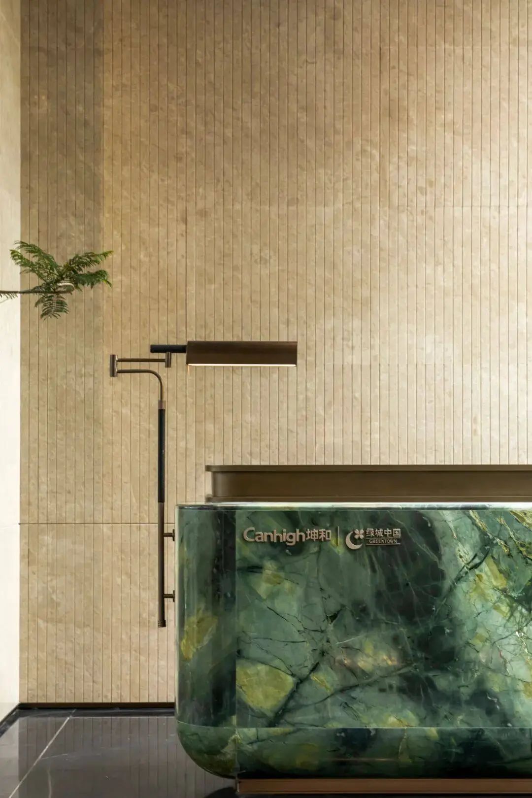 在走进小区大门之前,紫棠园就开始铺垫氛围感.