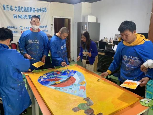 展览上的画作有不少是来源于闵行区自闭症志愿者协会,他们是2015年