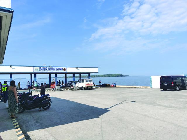 图片说明： 本报记者近日走访距离中国黄岩岛约125海里的菲律宾北部小镇马辛洛克。图为马辛洛克港口的平静景象。