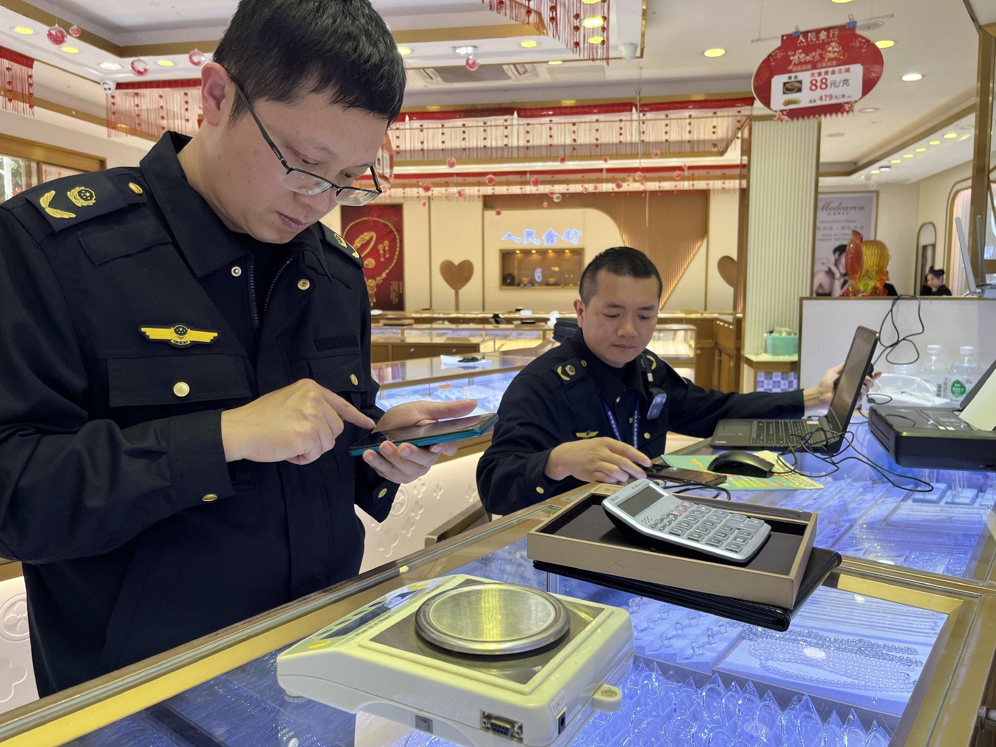 广西柳城:5家黄金珠宝饰品店使用未经检定计量器具被处罚_新浪财经