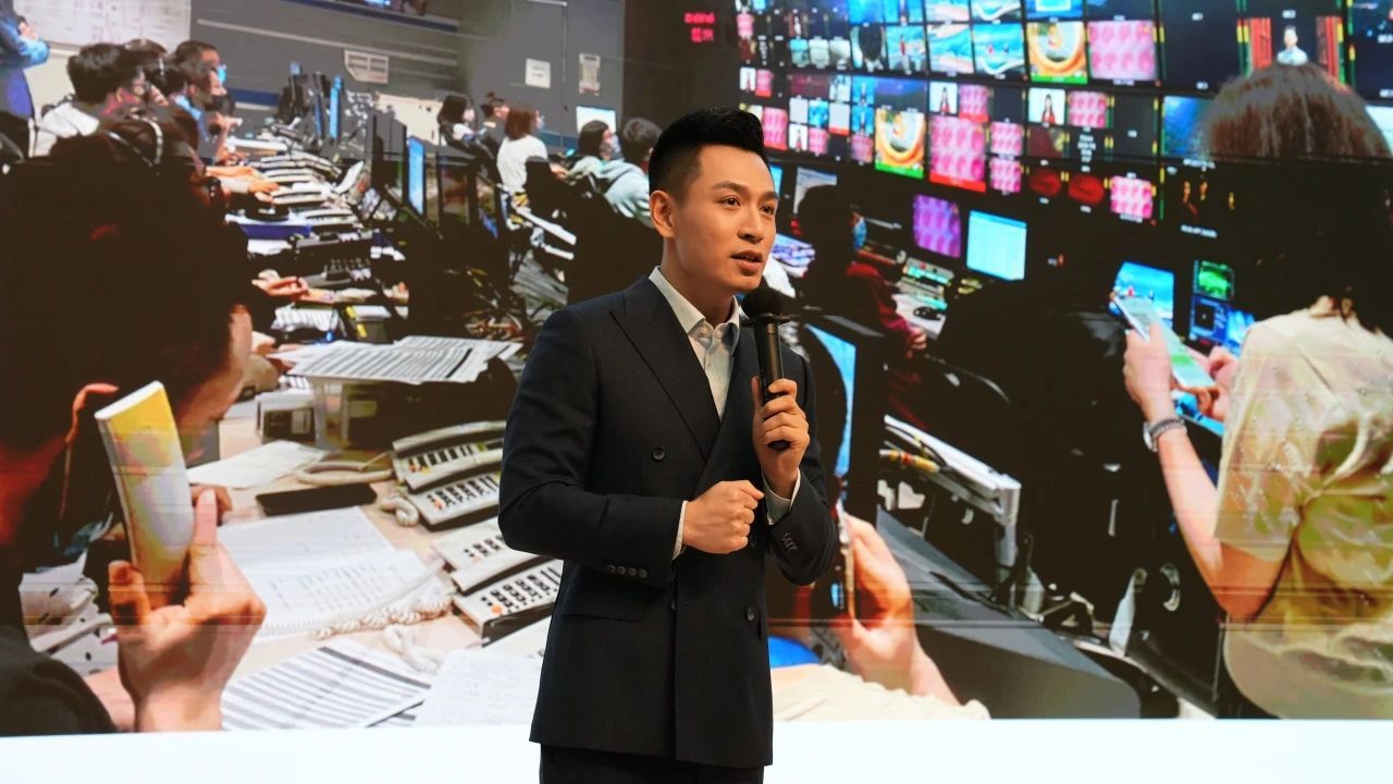 《高端访谈》主持人邹韵,王冠,何岩柯为同学们阐述节目深远立意,分享