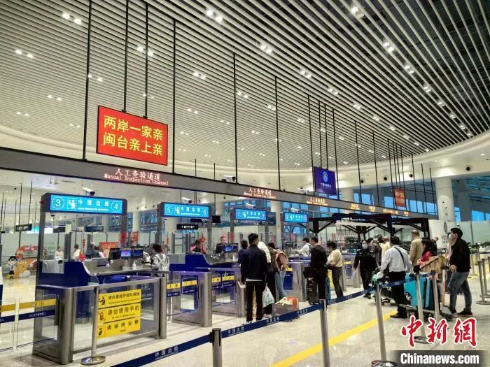 图为旅客在厦门五通对台口岸顺畅通关.