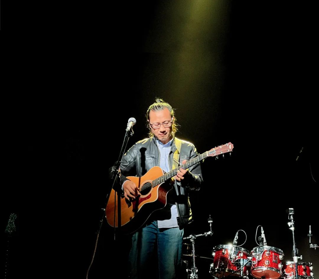 他是陈涌海,网络人称"摇滚博导".