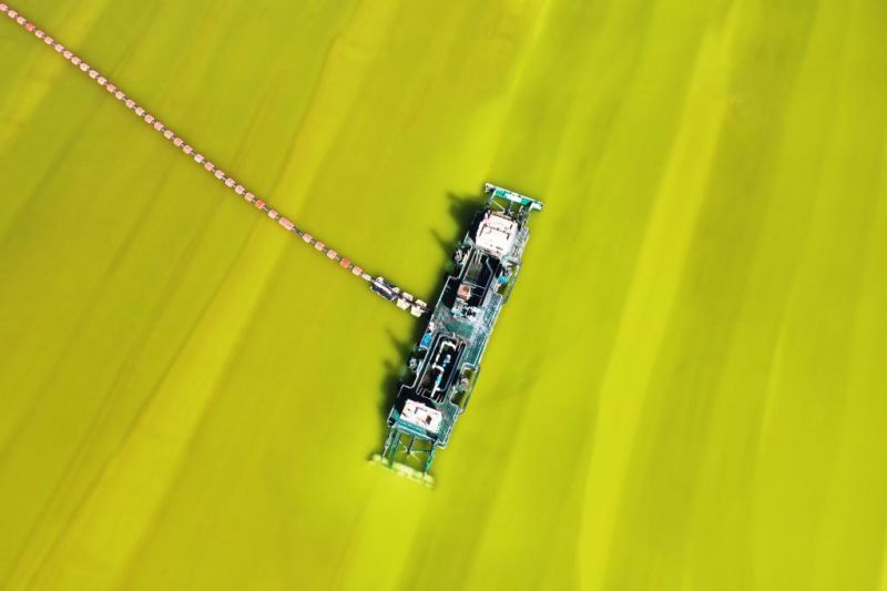 3月14日，青海盐湖工业股份有限公司钾肥分公司的采盐船在盐湖工作（无人机照片）。新华社记者 陈杰 摄