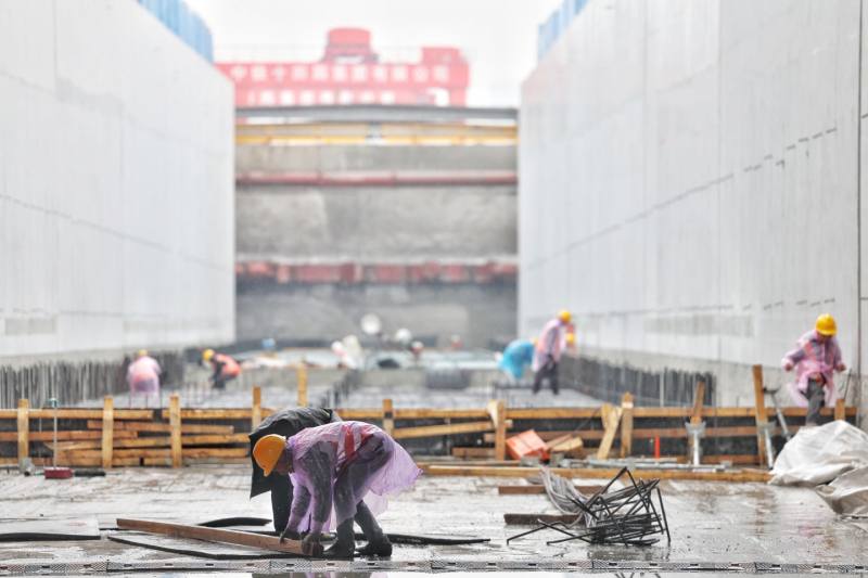 4月10日，京唐城际铁路运潮减河隧道施工段，工人正在预制装配路基U型槽施工。新京报记者 陶冉 摄
