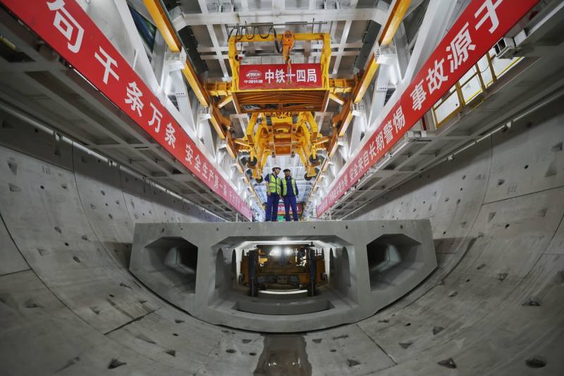 4月10日，京唐城际铁路北京隧道段，施工人员在隧道管廊内。新京报记者 陶冉 摄