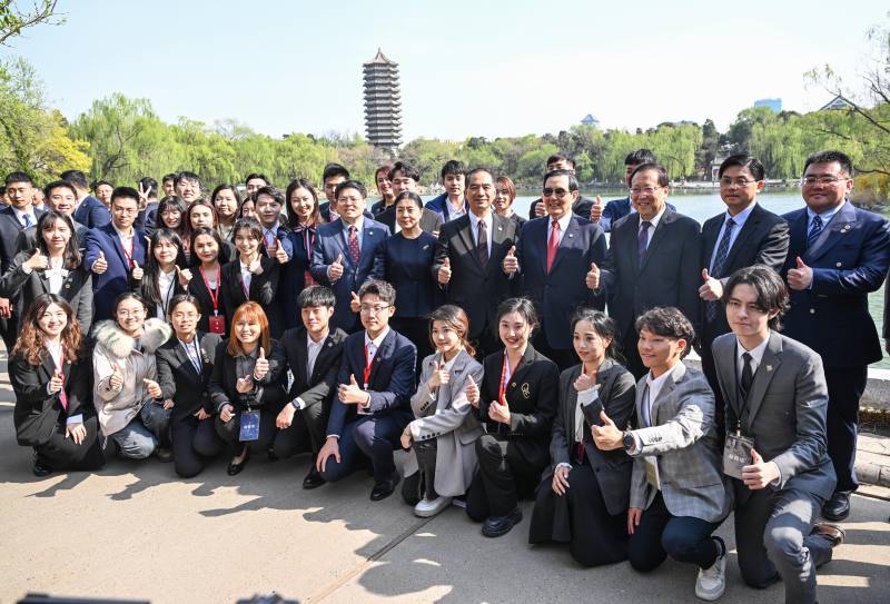 燕园共话,重逢甚欢:马英九率台湾青年造访北京大学