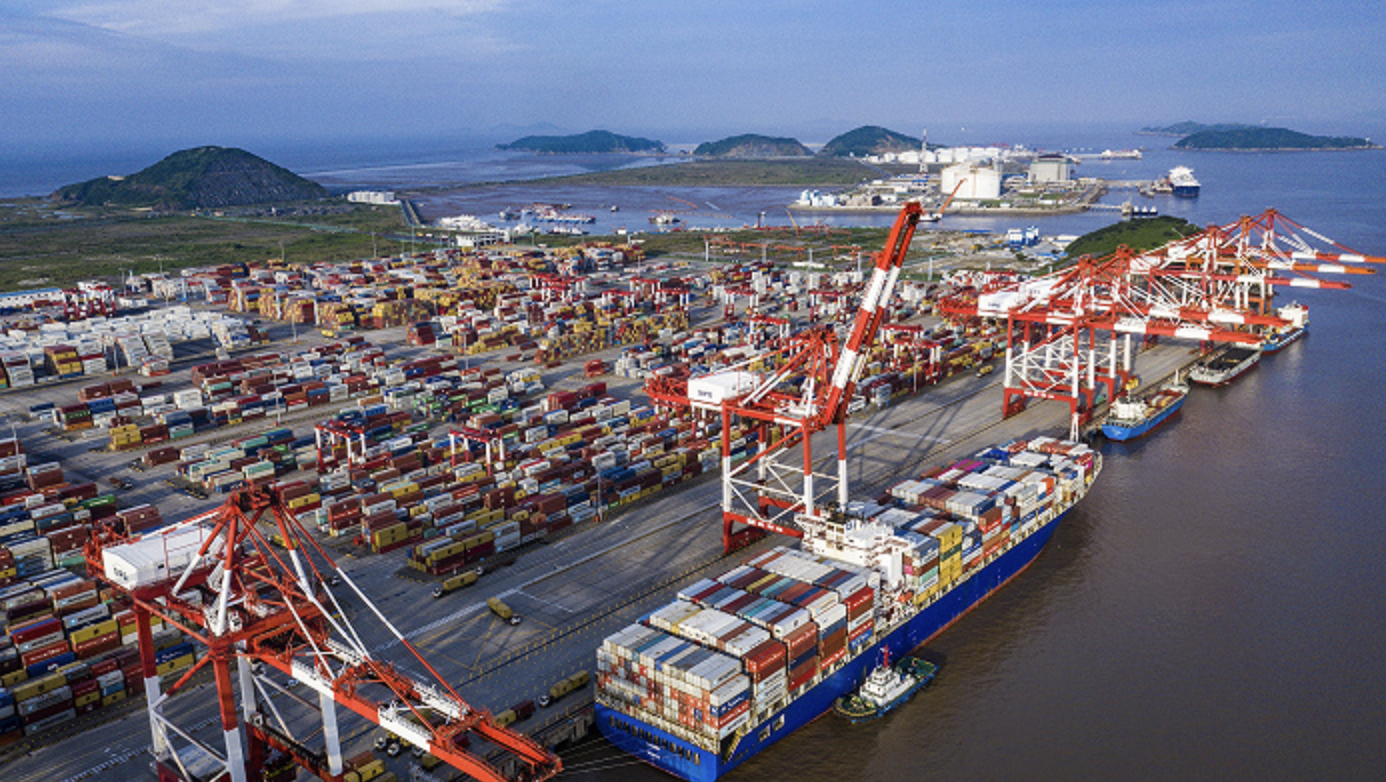 完成中国首次作业后,上海港有望成全球首批绿色甲醇"船对船"同步加注