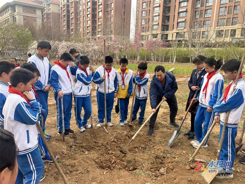 烟台二中学生步入田间地头探寻农耕文化
