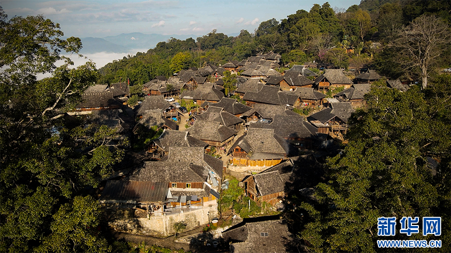 万千气象看云南|普洱翁基古寨:日落炊烟起 茶林入画来|普洱市_新浪财