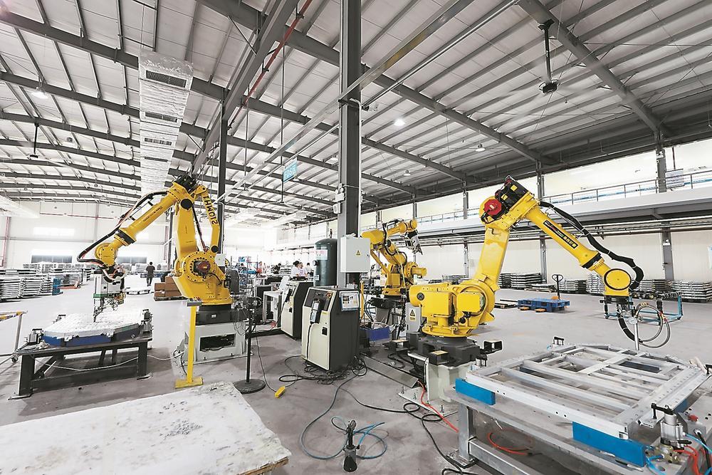 巨石新能源自动化生产线 郑志忠 摄