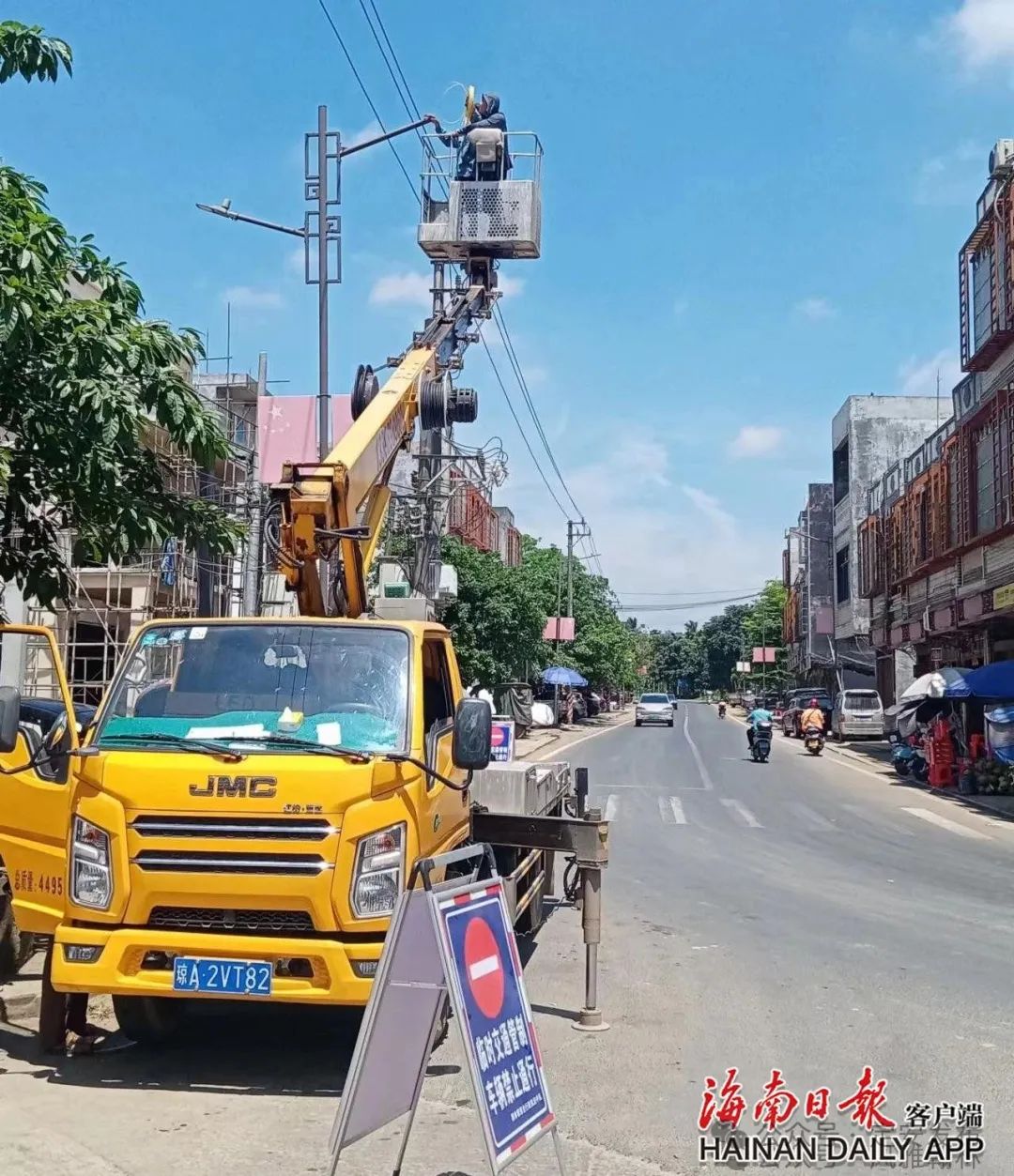定安翰林镇:维修路灯暖民心 照亮镇域经济高质量发展幸福路_新浪财经_