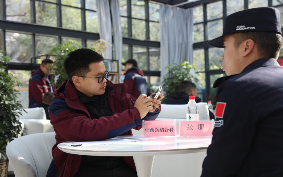 图为义诊医生对边检站民警的体检报告进行分析.