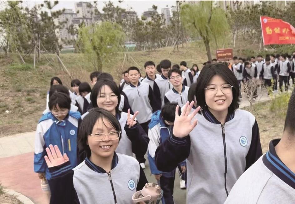 市二中开展高一学生远足研学活动