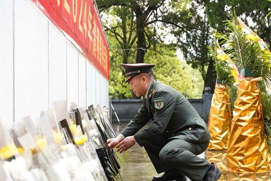     清明节前夕,江西省万年县人武部组织官兵到