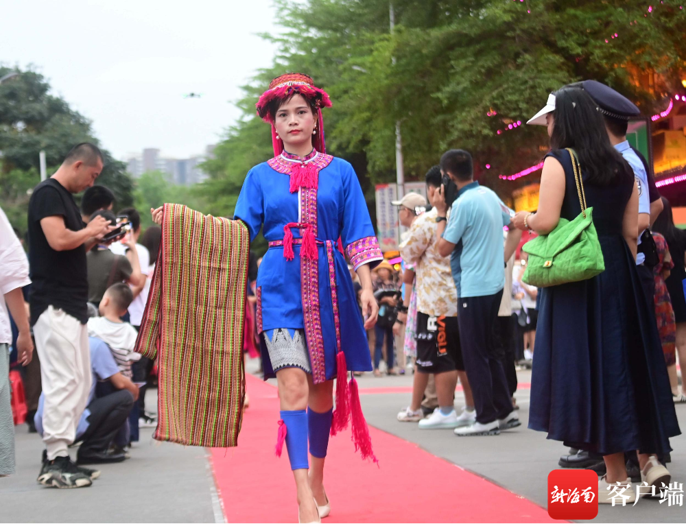 　　4月11日，黎族苗族服饰展演亮相七仙河畔。记者 沙晓峰 摄