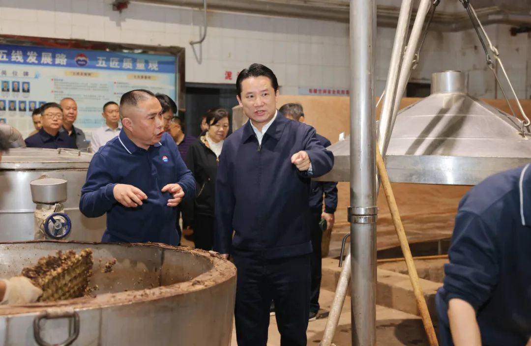 茅台集团党委副书记,总经理王莉,党委委员,副总经理万波,涂华彬陪同