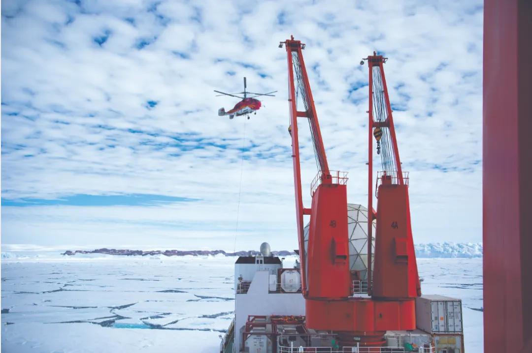 ka—32直升机在"雪龙"号吊运考察物资.特派记者 王少勇 摄