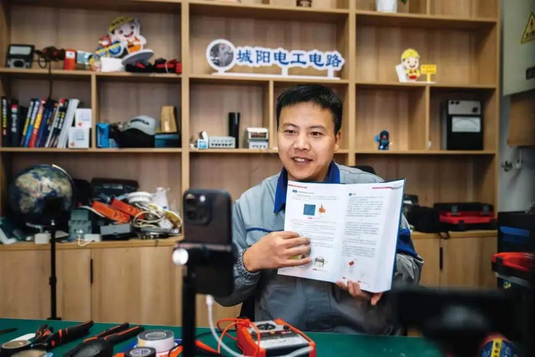 王建省是网友心中公认的"电工福尔摩斯".