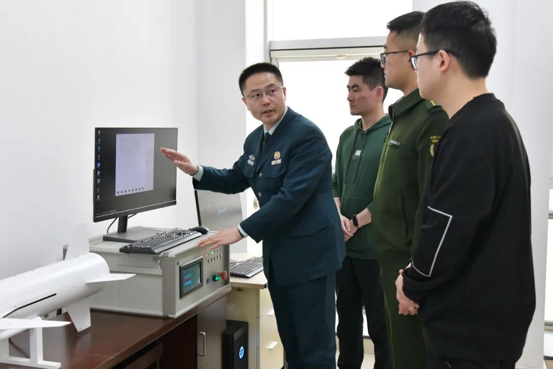 把三尺讲台当主战场,他努力做好学员的引路人|王鹏_新浪财经_新浪网