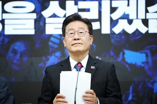 4月11日，在韩国首尔，共同民主党党首李在明出席记者会。（新华社）