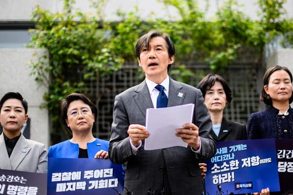 4月11日，在韩国首尔，祖国革新党领导人曹国出席记者会。（新华社）
