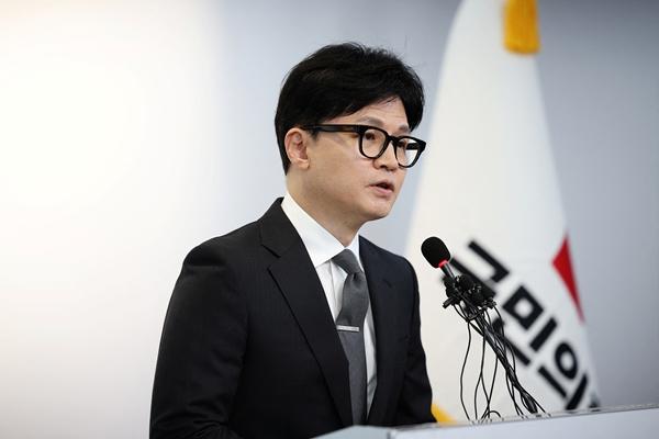 4月11日，在韩国首尔，国民力量党领导人韩东勋出席记者会。（新华社）